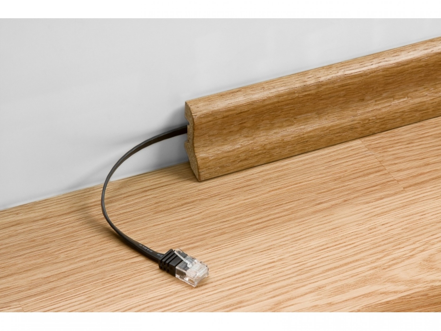Płaski kabel internetowy do prowadzenia pod panelami lub za listwą podłogową
