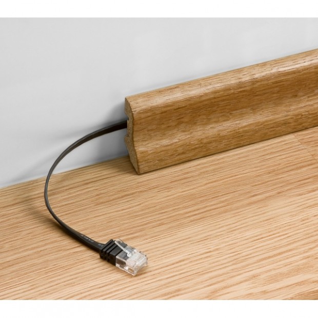 Płaski kabel internetowy do prowadzenia pod panelami lub za listwą podłogową